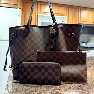 LV Neverfull MM, Wallet & keychain. Red interior